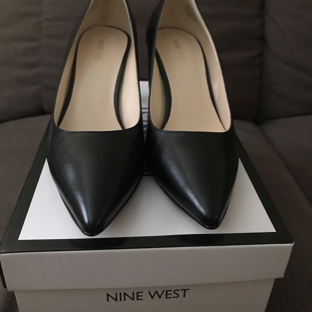 Black Nine West Pumps **LIKE NEW**